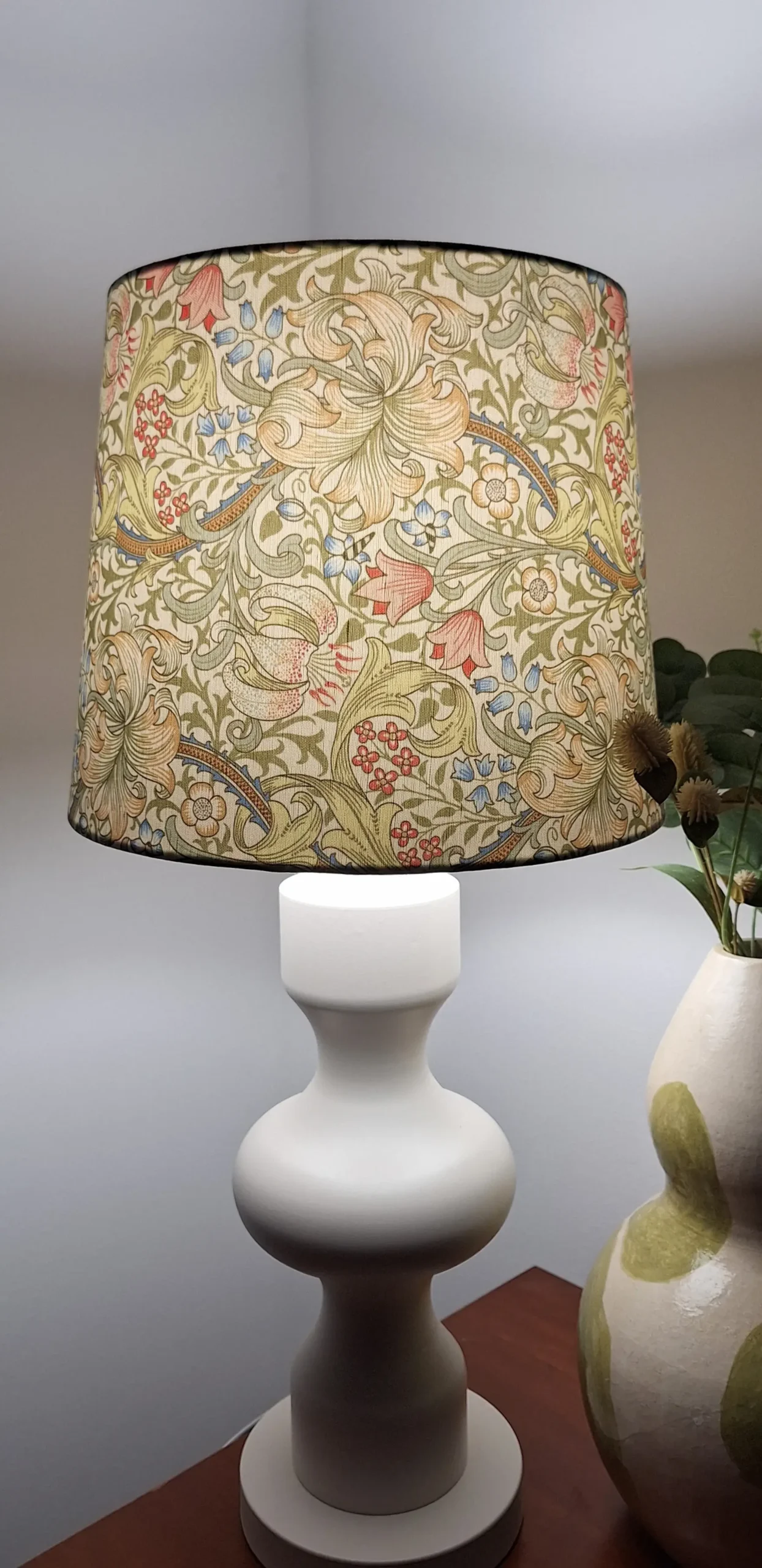 William Morris white and green table lamp - Image 2